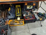 une table sur laquelle sont posés de nombreux outils