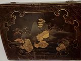 un étui noir et doré orné de fleurs et d'oiseaux