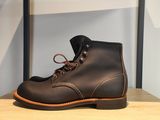 des bottes en cuir marron posées sur une étagère dans un magasin de chaussures