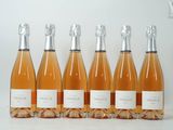 six bouteilles de vin sont alignées dans une rangée