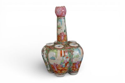 CHINE. Tulipière en porcelaine à décor dit de "La Famille Ro…