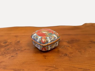 une petite boîte posée sur une table en bois, sur fond blanc