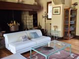 un salon avec un canapé blanc et une table basse en verre