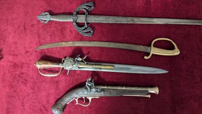 Lot comprenant : 1 sabre briquet XIXème siècle (branche de g…