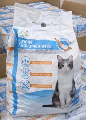 un sac de litière posé sur une pile de cartons