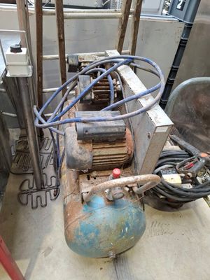 a machine that is sitting on a table in a room