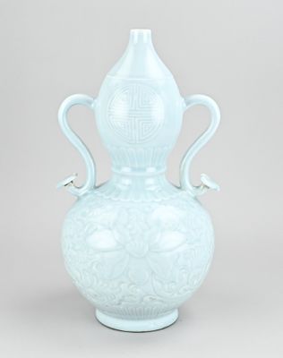 une image représentant un vase bleu à deux anses