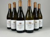 six bouteilles de vin sont alignées dans une rangée