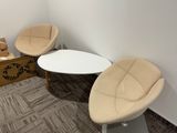 trois chaises et une table dans le coin d'une pièce