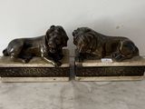 paire de lions anciens en bronze sur socles en marbre