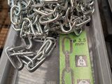 une boîte sur laquelle sont posées plusieurs chaînes métalliques