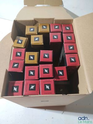 une boîte en carton remplie de boîtes rouges et jaunes
