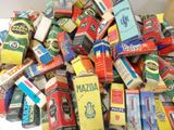 une pile de cigarettes posée sur une table