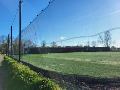 Deuxième terrain de foot : 2 500 m² gazon synthétique à poil… - Photo 1