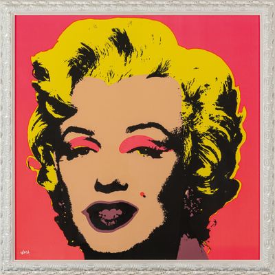 un tableau représentant Marilyn Monroe en rose et jaune sur fond rouge