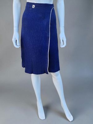 un mannequin portant une jupe bleue et un haut blanc