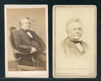 deux vieilles photos en noir et blanc représentant un homme et une femme assis sur une chaise