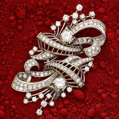 Broche en or gris 18k (750e) et platine (850e), stylisant un…