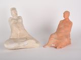 deux figurines assises l'une à côté de l'autre