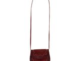 un petit sac à main rouge orné d'un motif floral sur le devant
