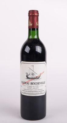 une bouteille de vin posée sur une table