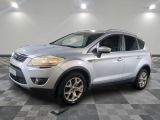 La Ford Escape 2013 est garée dans une salle blanche