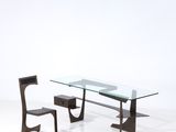 une photo représentant une table en verre et une chaise dans une pièce blanche