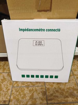 une boîte sur laquelle est posée une horloge, posée par terre