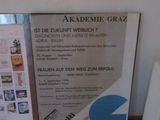 une photo d'une photo d'une brochure accrochée au mur