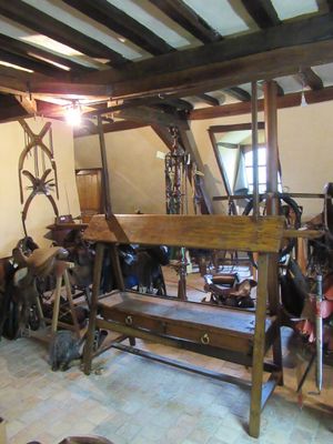 une pièce contenant un tas d'objets en bois