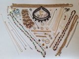 plusieurs types de colliers et de bracelets différents disposés sur une table