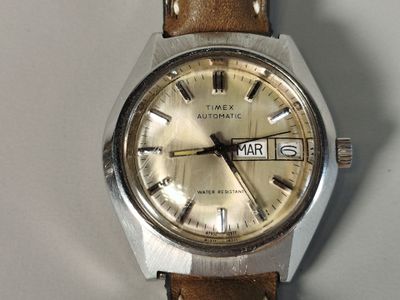 gros plan d'une montre-bracelet sur une table
