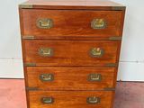 une commode en bois munie de poignées en laiton