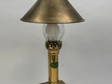 une lampe de table ancienne en laiton, surmontée d'un abat-jour en verre