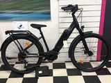 un vélo garé devant un mur