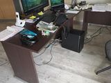 un bureau équipé de deux écrans et d'un clavier
