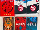 quatre livres sont alignés sur une table