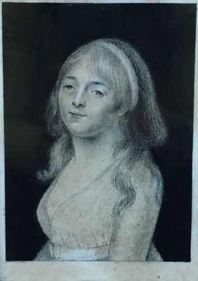 une vieille photo en noir et blanc d'une femme aux cheveux longs
