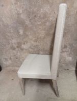 Ensemble de six chaises en bois cérusé blanc. (photo 4)
