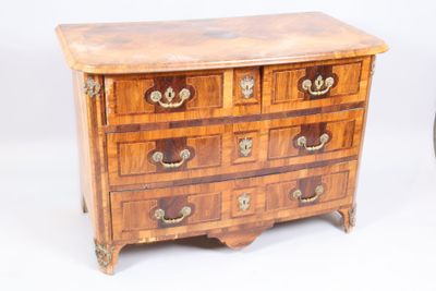 commode en bois de placage, ouvrant à 4 tiroirs sur 3 rangs.… - Photo 1