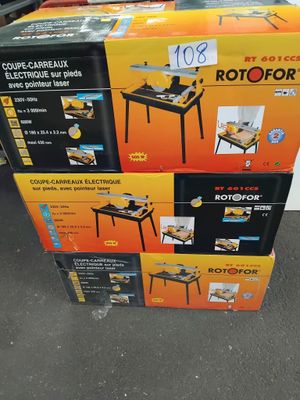 une boîte à outils posée par terre dans le magasin