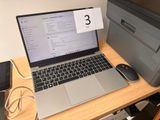 un ordinateur portable posé sur un bureau, à côté d'une imprimante