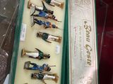 un gros plan sur une vitrine contenant des figurines de soldats