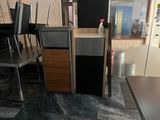 les tables et les chaises sont alignées dans un restaurant en attendant l'arrivée des clients