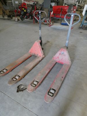 deux skis qui traînent dans le garage