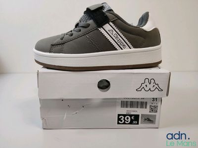 une paire de chaussures qui se trouve sur le dessus d'une boîte