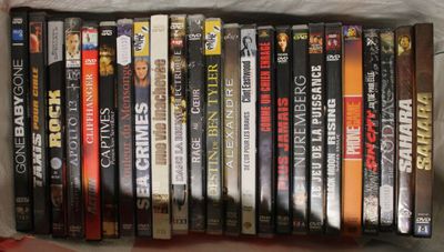 beaucoup de DVD dans une boîte posée sur une table