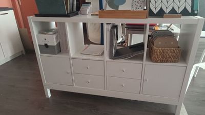 une armoire blanche avec des tiroirs, sur laquelle est posé un ordinateur portable