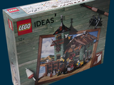 une boîte sur laquelle figure l'image d'un bâtiment construit en Lego