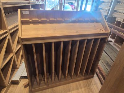 une étagère en bois comportant de nombreux rayons à l'intérieur